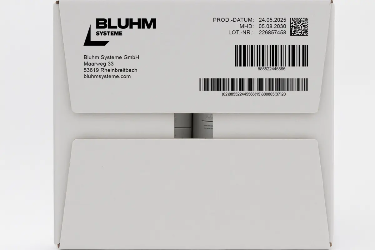 Thermal Inkjet Codierung mit Barcodes auf weißem Tray-Karton