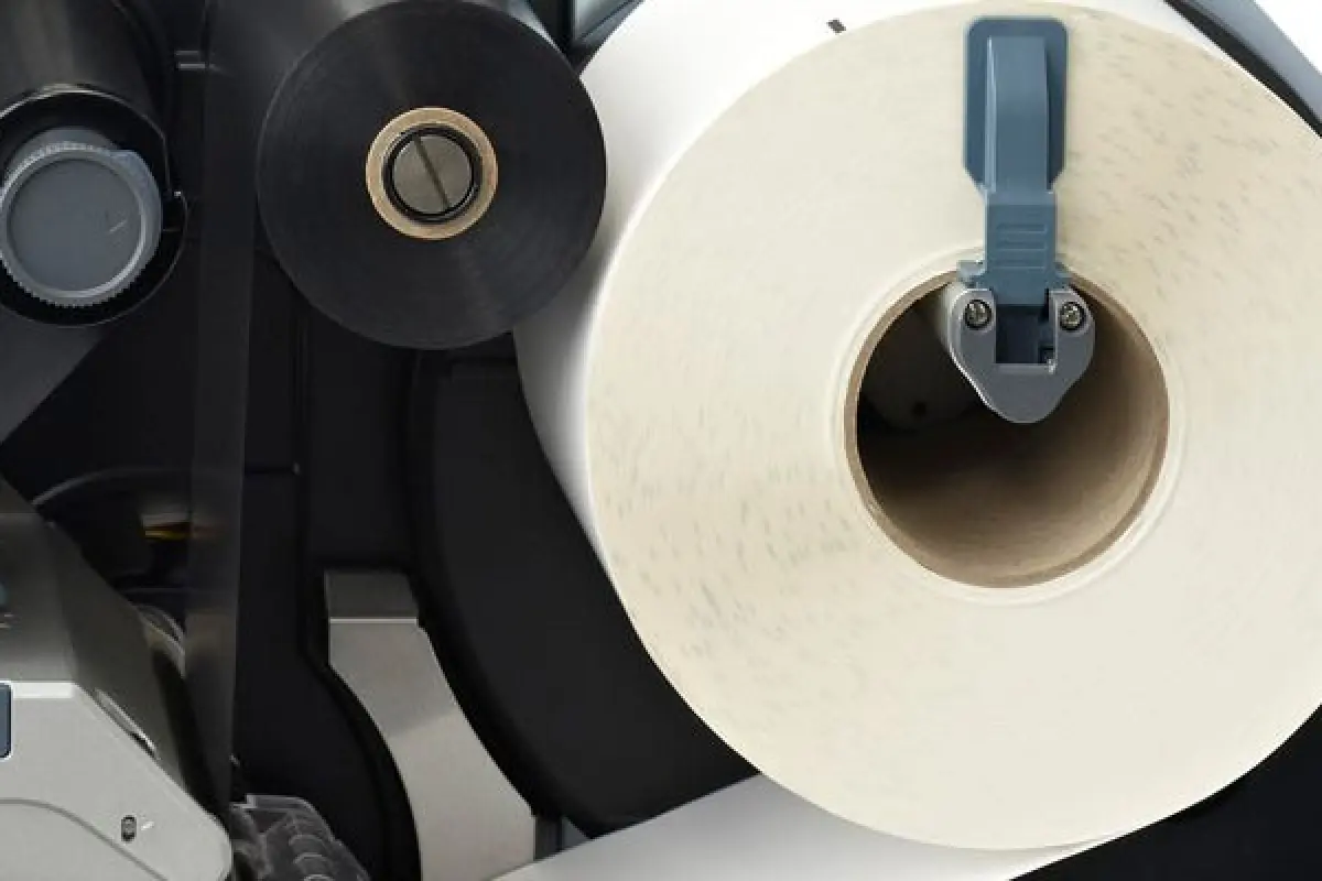 Etikettendrucker innen geoeffnet 900x400