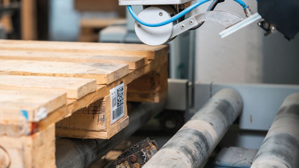 Pallet base labeling with the Legi-Air 4050B-ES