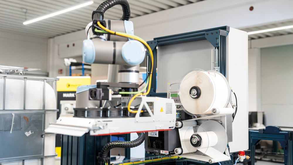 Legi-Air 4050B-R labeling with robots 2