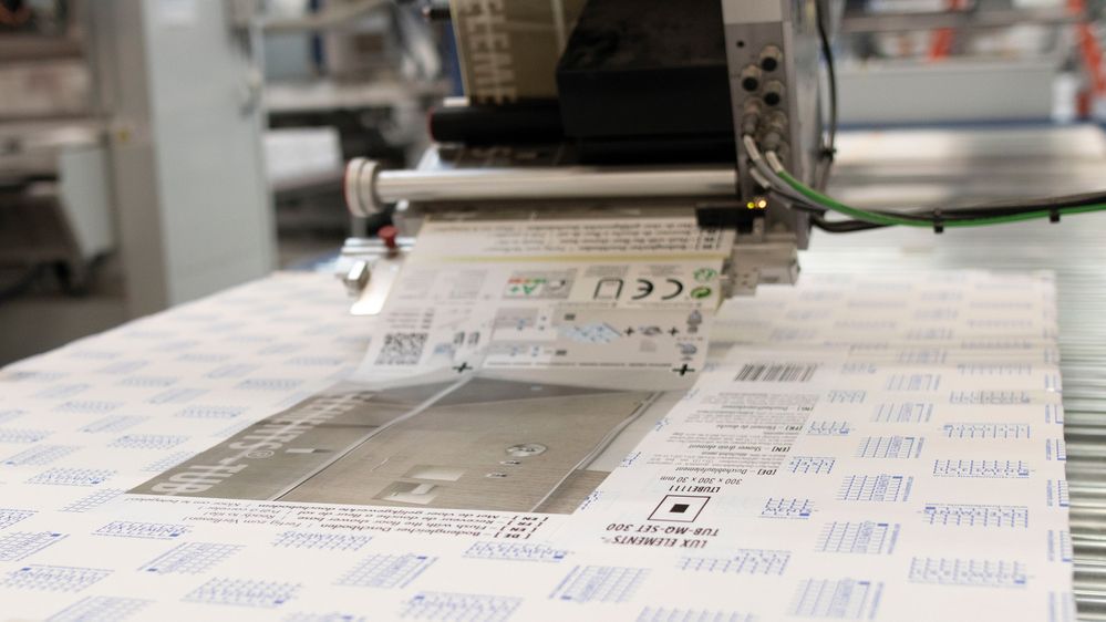 Alpha HSM label applicator automatically labels carton packaging