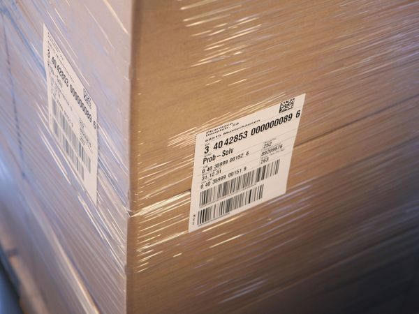 2-sided labeling on foil-wrapped pallet with cartons