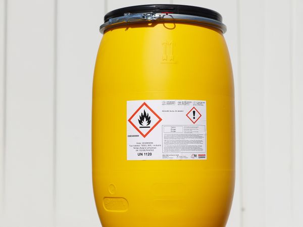 2-colour hazardous substance label on drum