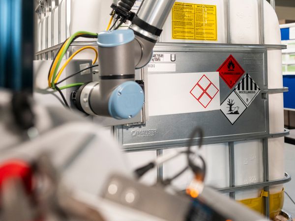 Legi-Air 4050B-R labeling with robots 5