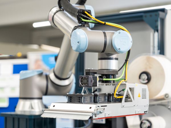 Legi-Air 4050B-R labeling with robots 7