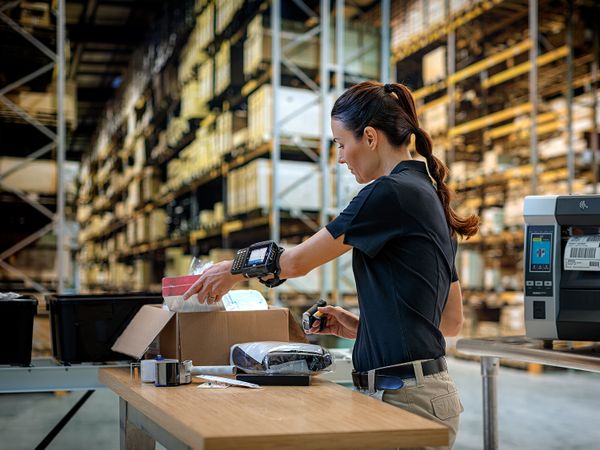 Zebra ZT610 label print application for packing in logistics