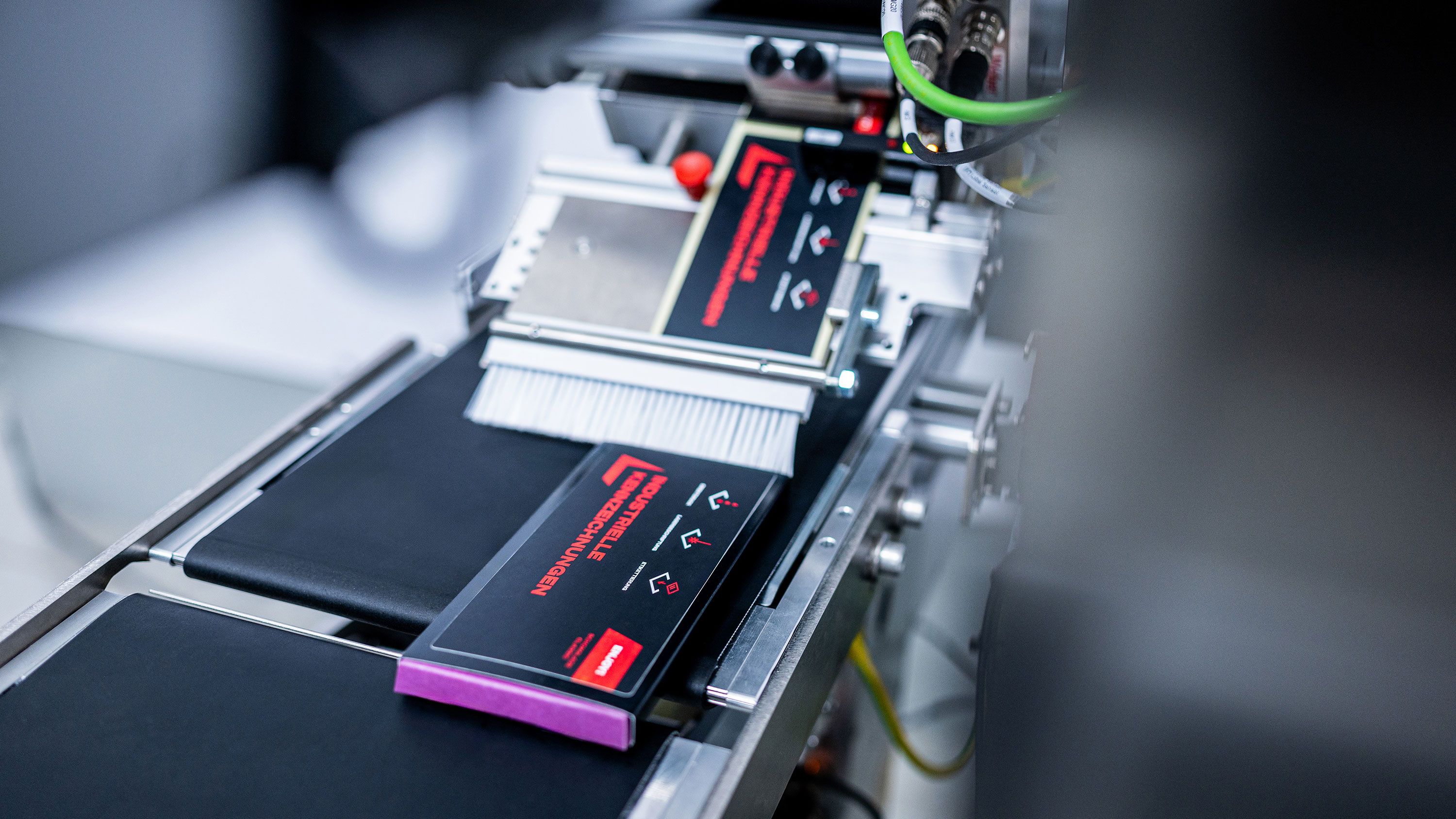 Geset 217 labeling system close-up – chocolate bar wipe-on