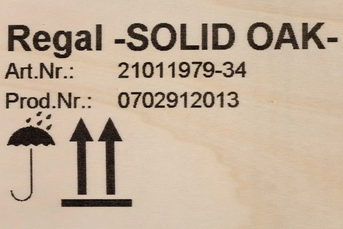 hochauflösender Druck mit Tinte auf massiver Eiche